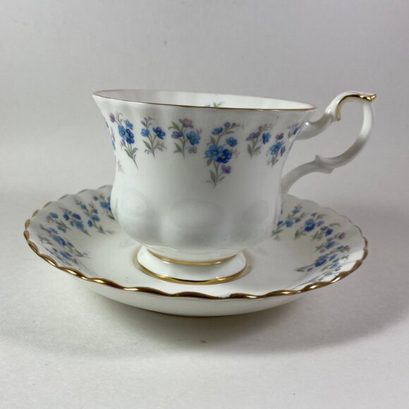 Inspiring Royal Albert "Memory Lane" teacup and saucer set - Picture 3 of 10